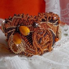 Pulsera brazalete Lady in Orange Haute-Couture bordada con cristales de Swarovski y cuentas de rocalla Miyuki.